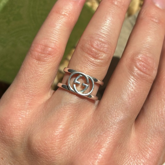Gucci Silver Ring with Iconic Logo - Picture 3 of 7